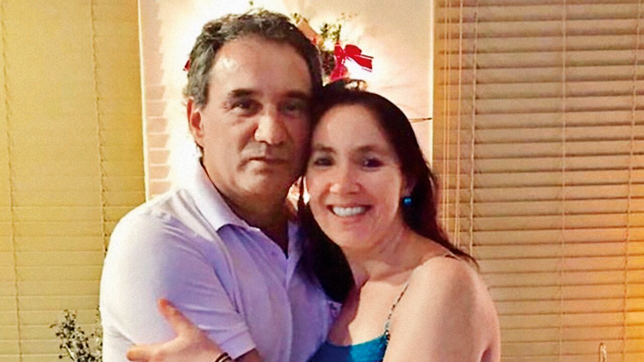 Rubén fue con su esposa, Marcela, a vacunarse en Estados Unidos. Se contagió del virus y el seguro médico no alcanzó para cubrir lo que necesitaba.