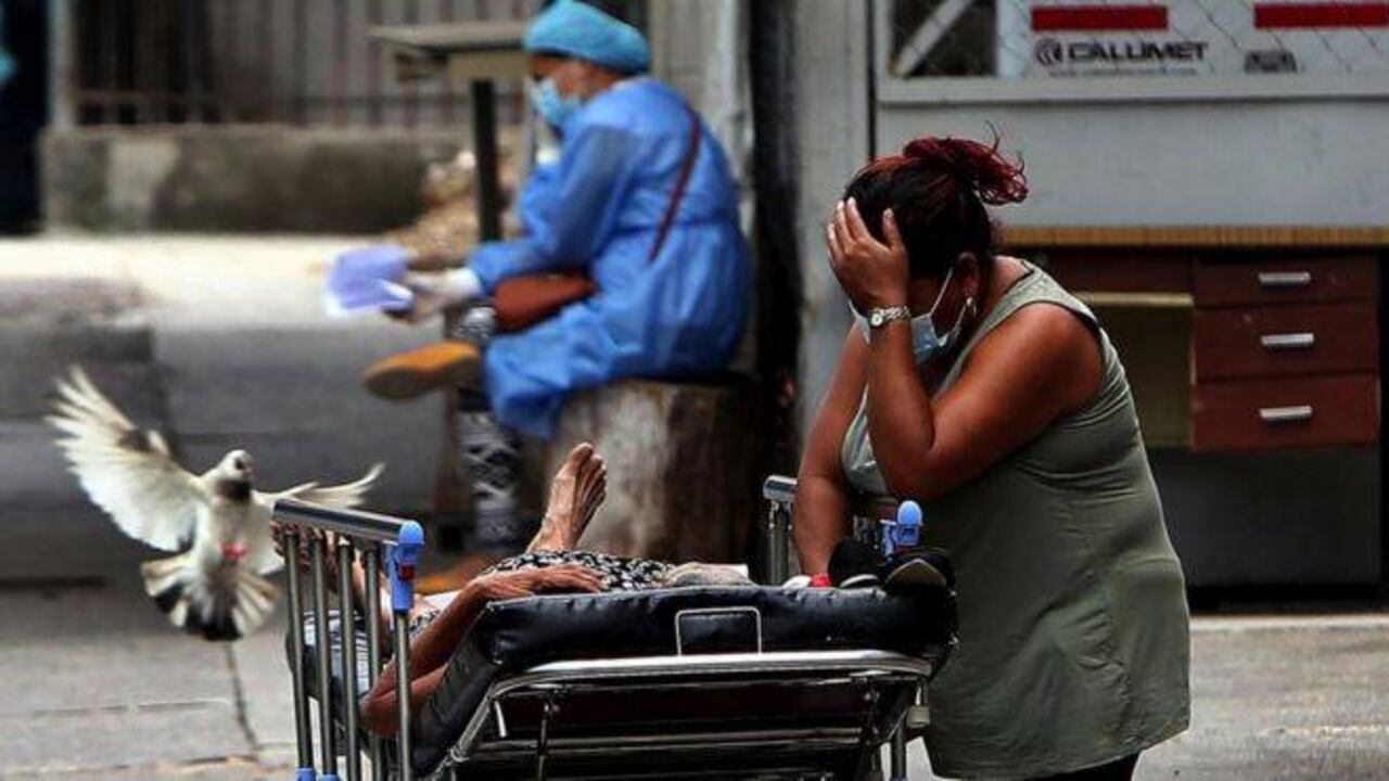 Algunos de los principales hospitales en Honduras han visto superada su capacidad ante el dramático aumento de casos de covid-19. Foto: JOHNY MAGALLANES / CORTESÍA DIARIO EL HERALDO