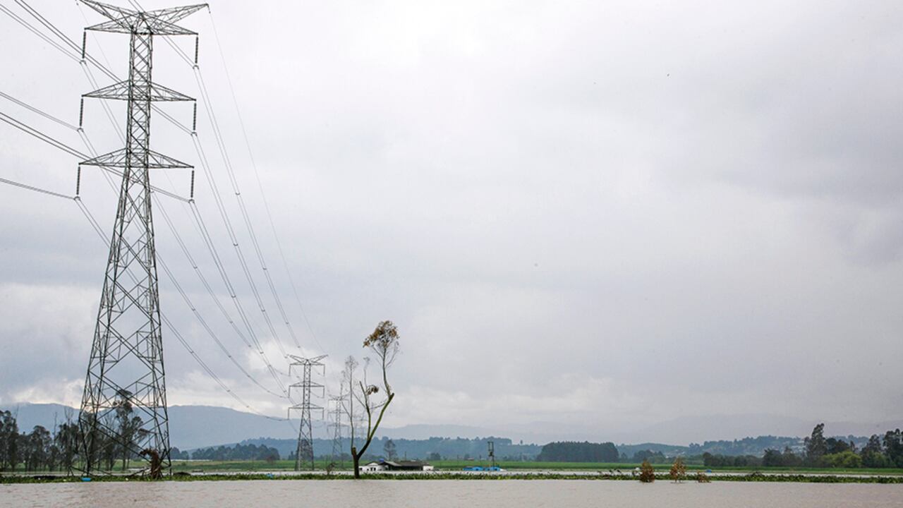 El agotamiento en las líneas de transmisión de siete departamentos amenaza con cortes programados para quitarle presión al sistema. Pero no son las únicas zonas con problemas.