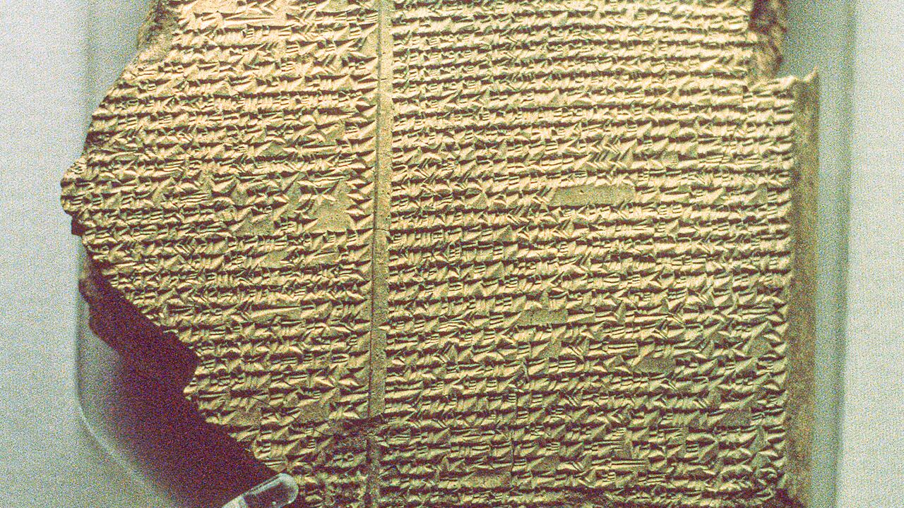 Tablilla cuneiforme que relaciona parte de la epopeya de Gilgamesh, neoasiria, siglo VII a. C. Una tablilla de la biblioteca del rey asirio Asurbanipal (que reinó del 669 al 631 a. C.), que acumuló una colección de miles de tablillas cuneiformes en su palacio de Nínive, en el norte de Irak. The Epic of Gilgamesh registra las aventuras de Gilgamesh, un gobernante legendario de Uruk, y su búsqueda de la inmortalidad. Esta, la undécima tablilla de la epopeya, describe el encuentro de Gilgamesh con Utnapishtim quien, como Noé en el Antiguo Testamento, construyó un barco para sobrevivir a una gran inundación, que mató al resto de la humanidad. Del Museo Británico. Foto: Ann Ronan Pictures / Print Collector / Getty Images
