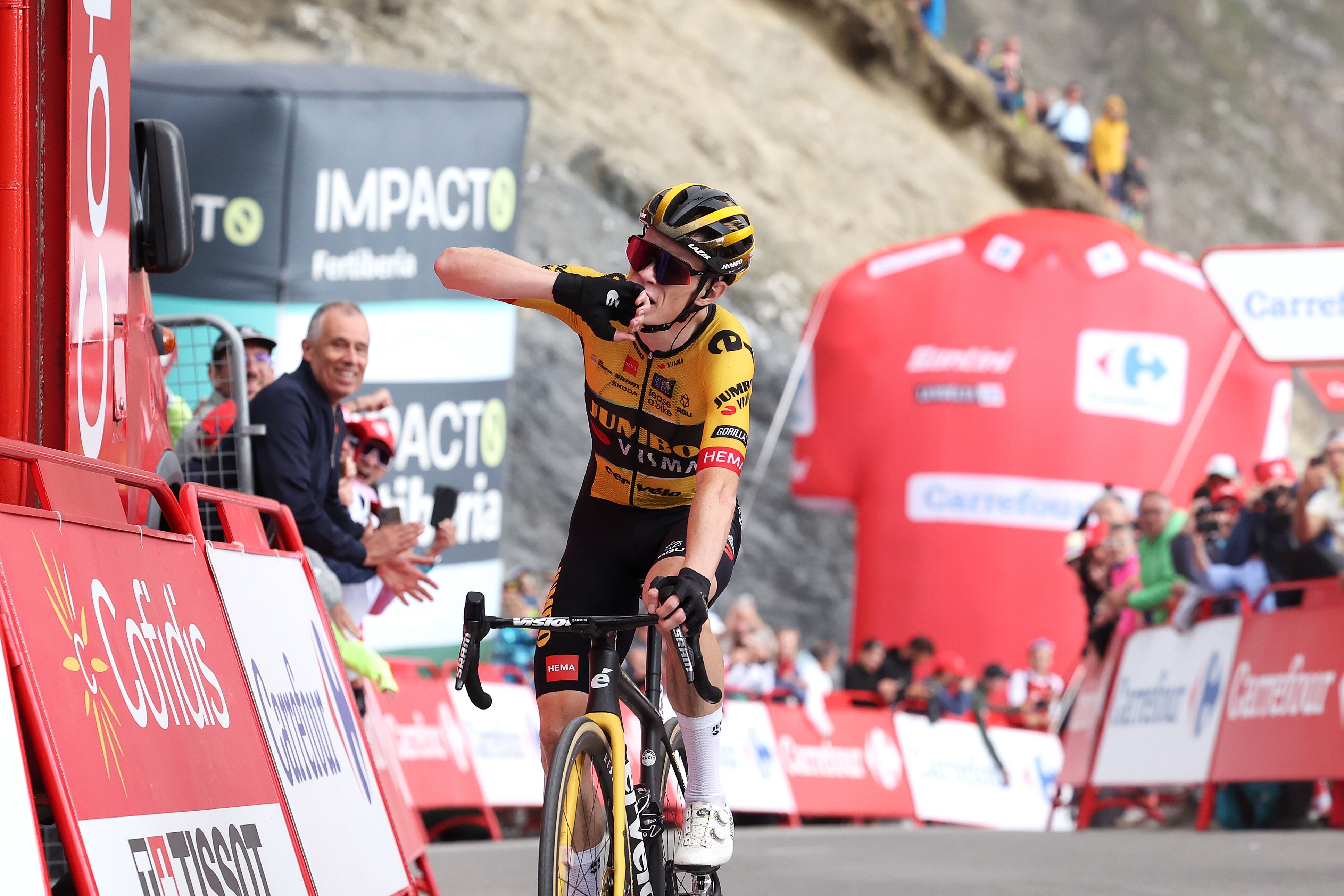COL DU TOURMALET, FRANCIA - 8 DE SEPTIEMBRE: Jonas Vingegaard de Dinamarca y el equipo Jumbo-Visma celebran en la línea de meta como ganadores de etapa durante la 78.ª Vuelta a España 2023, una etapa de 134,7 km desde Formigal. Huesca la Magia al Col du Tourmalet 2115m / #UCIWT / el 08 de septiembre de 2023 en Col du Tourmalet, Francia. (Foto de Alexander Hassenstein/Getty Images)