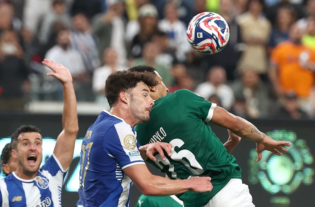 El defensa portugués del FC Porto #97 Ze Pedro y el defensor brasileño del Palmeiras #26 Murilo luchan por el balón durante el partido de fútbol del Grupo A de la Copa Mundial de Clubes 2025