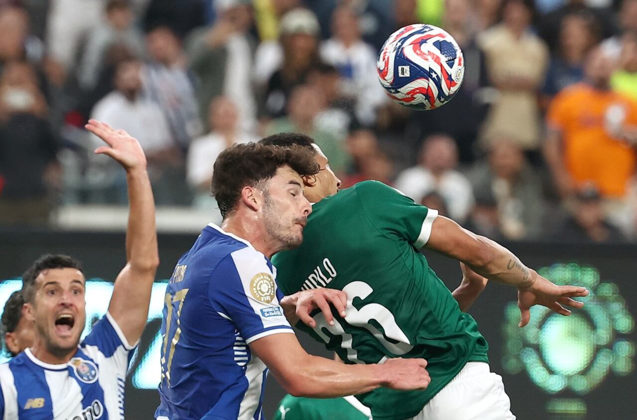 El defensa portugués del FC Porto #97 Ze Pedro y el defensor brasileño del Palmeiras #26 Murilo luchan por el balón durante el partido de fútbol del Grupo A de la Copa Mundial de Clubes 2025