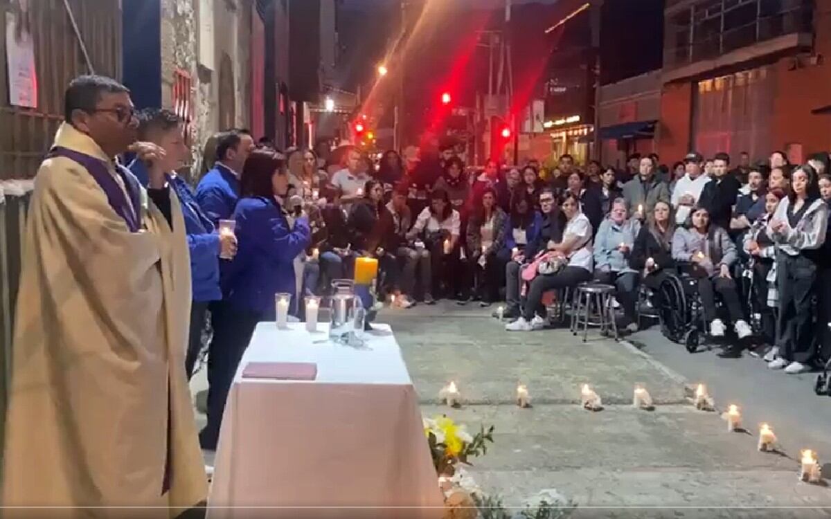 Familiares de las jóvenes, compañeros y docentes de la institución realizaron una velatón frente a la sede ubicada en la calle 69 con 19, en Bogotá.