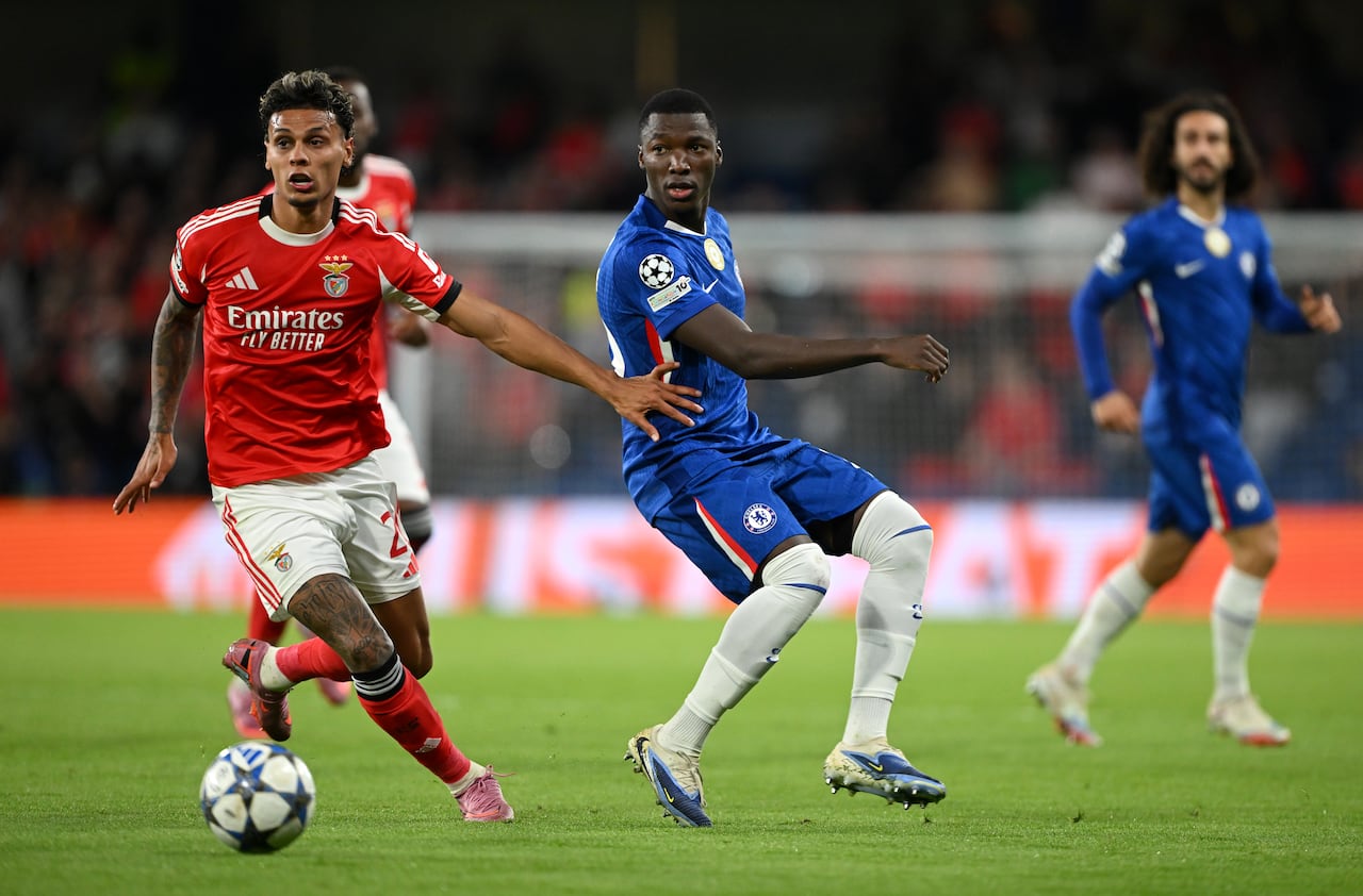 Richard Ríos disputando el juego de Champions League frente a Chelsea, en Inglaterra