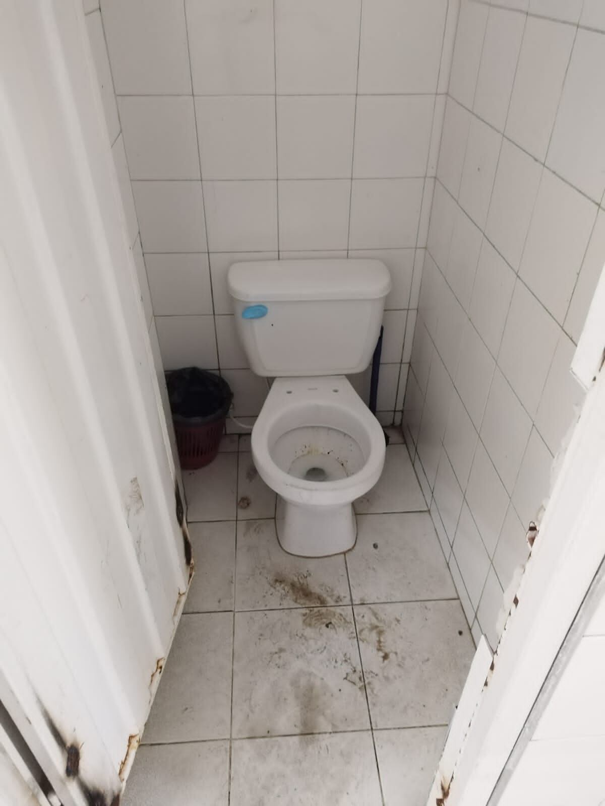 Los baños y otras áreas del colegio están en condiciones insalubres.