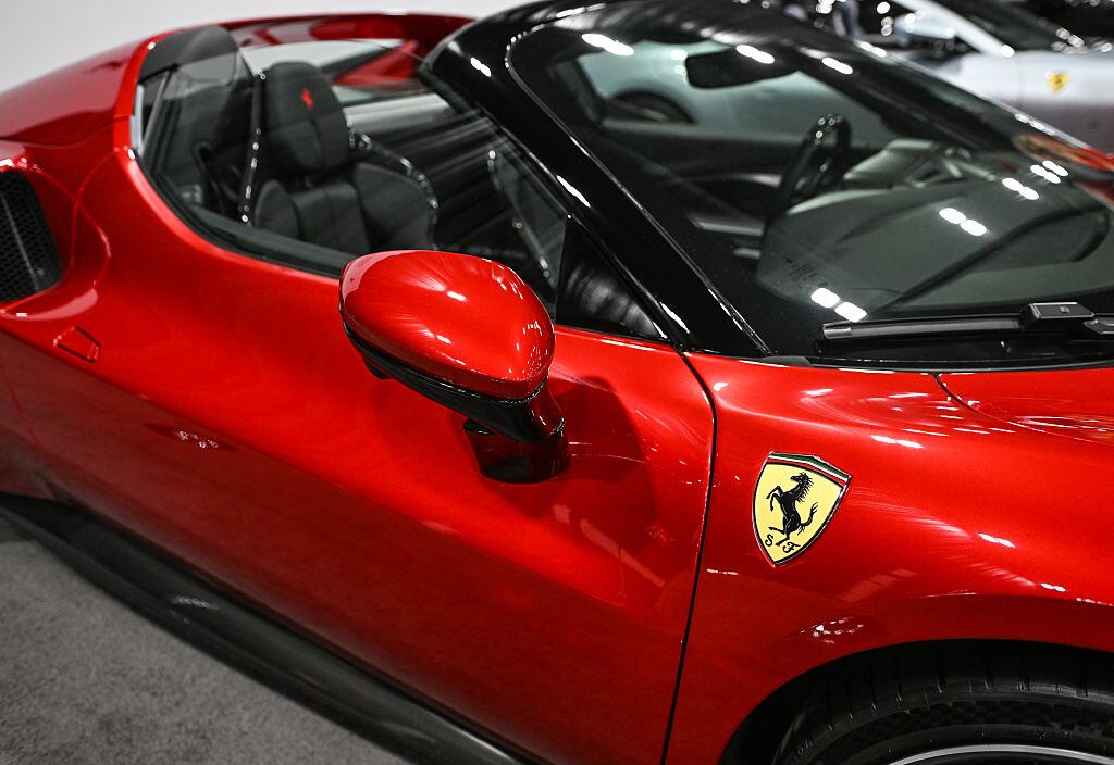 Un automóvil deportivo Ferrari 296 GTS de 2023 expuesto en el Salón del Automóvil de Edmonton, en Edmonton (Alberta), en Canadá, el 13 de abril de 2025. (Foto de Artur Widak/NurPhoto vía Getty Images)