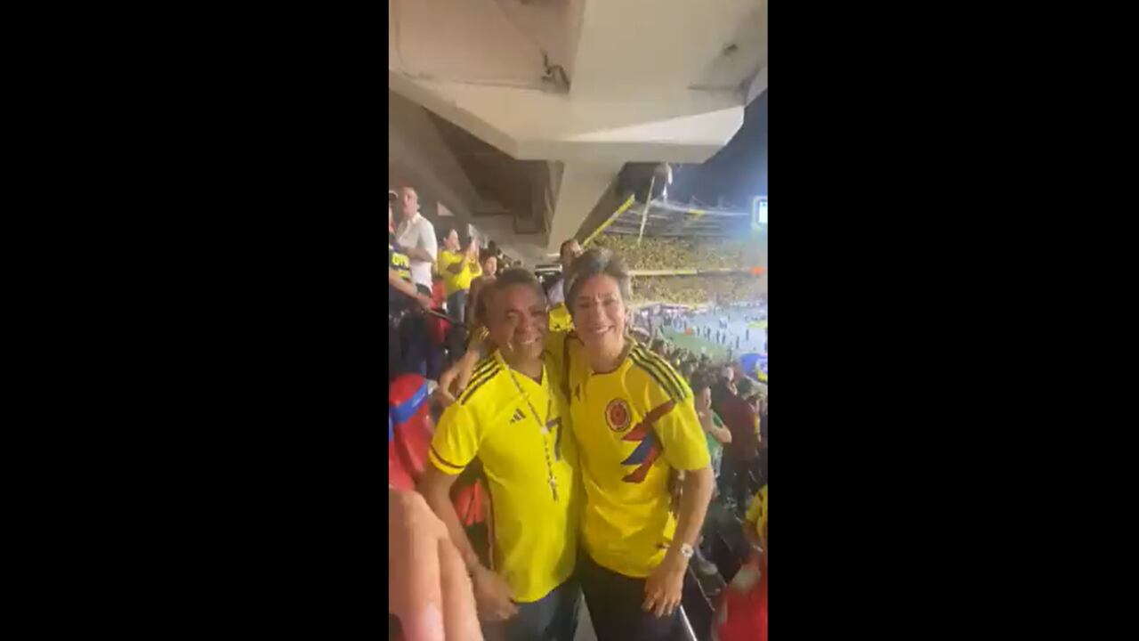 "Hay momentos que te recompensan los dolores, que te devuelven el alma y la fe.
Enorme y merecido el triunfo y la felicidad de Lucho Díaz, de su padre y toda su familia, y la nuestra con ellos", dijo López. Foto X: @ClaudiaLopez