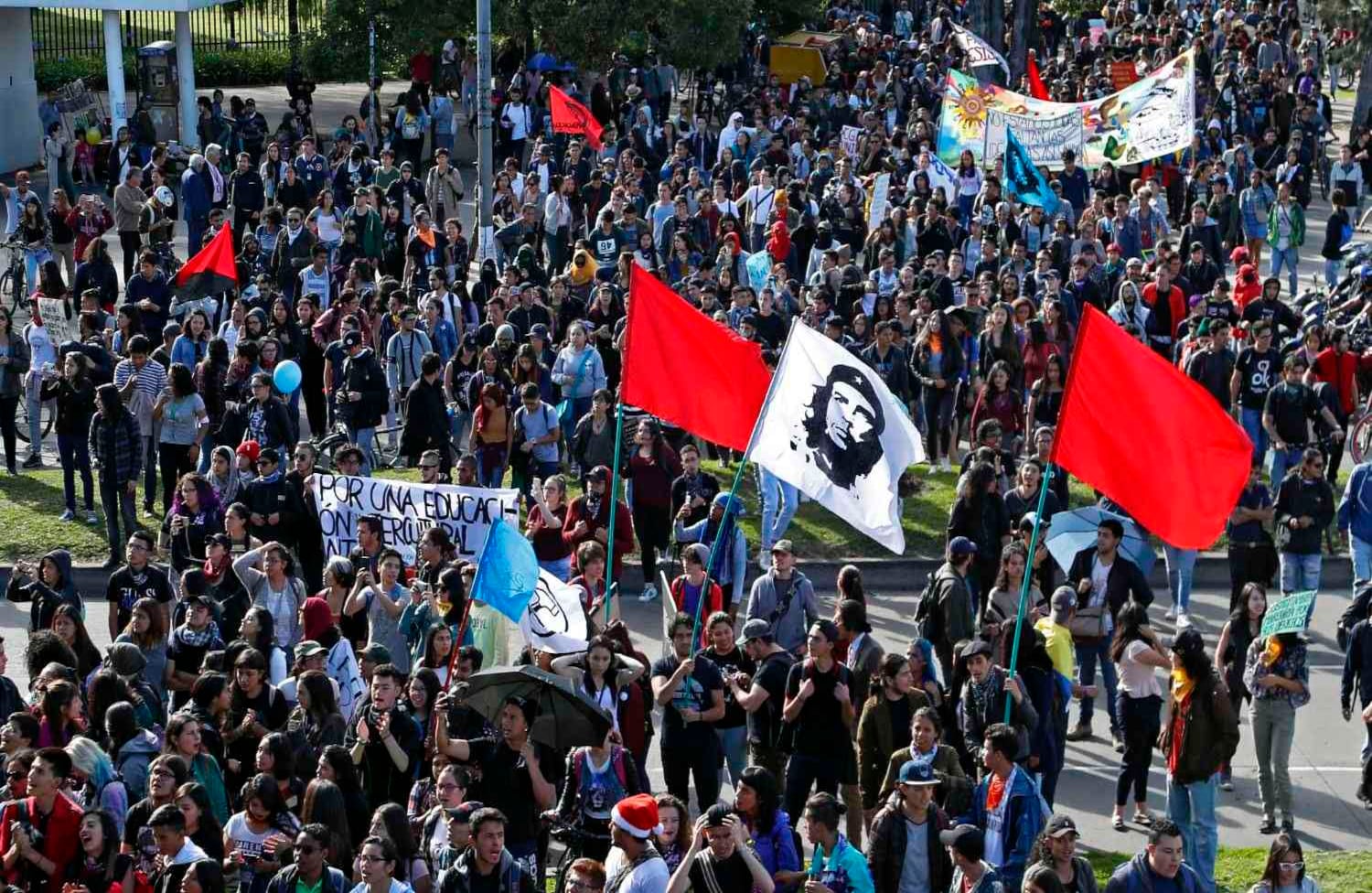 La última manifestación del año fue organizada por la Unión Nacional de Estudiantes de la Educación Superior (Unees), y no por todas las plataformas estudiantiles. En Bogotá, el punto de encuentro fue en la Universidad Nacional, lugar del que salieron sobre las 3 de la tarde.
