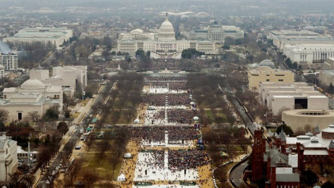 Trump parecía enojado porque las imágenes mostraban que la asistencia había sido menor que la de la primera toma de posesión de Barack Obama en 2009.