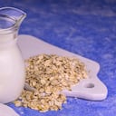 El agua de avena junto con una dieta saludable y ejercicio, pueden ayudar a bajar los niveles de colesterol.