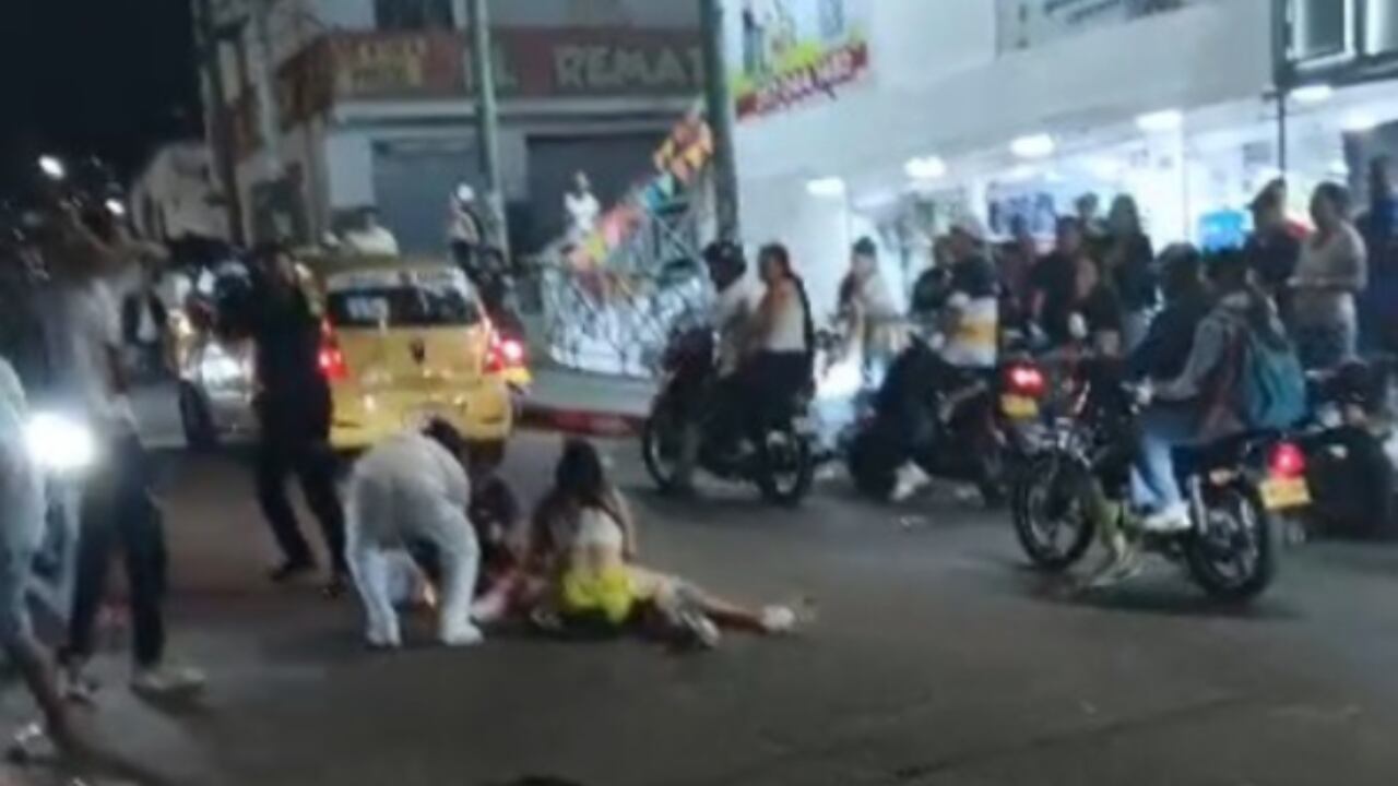 Este es el momento en el que la víctima es atendida en la calle.