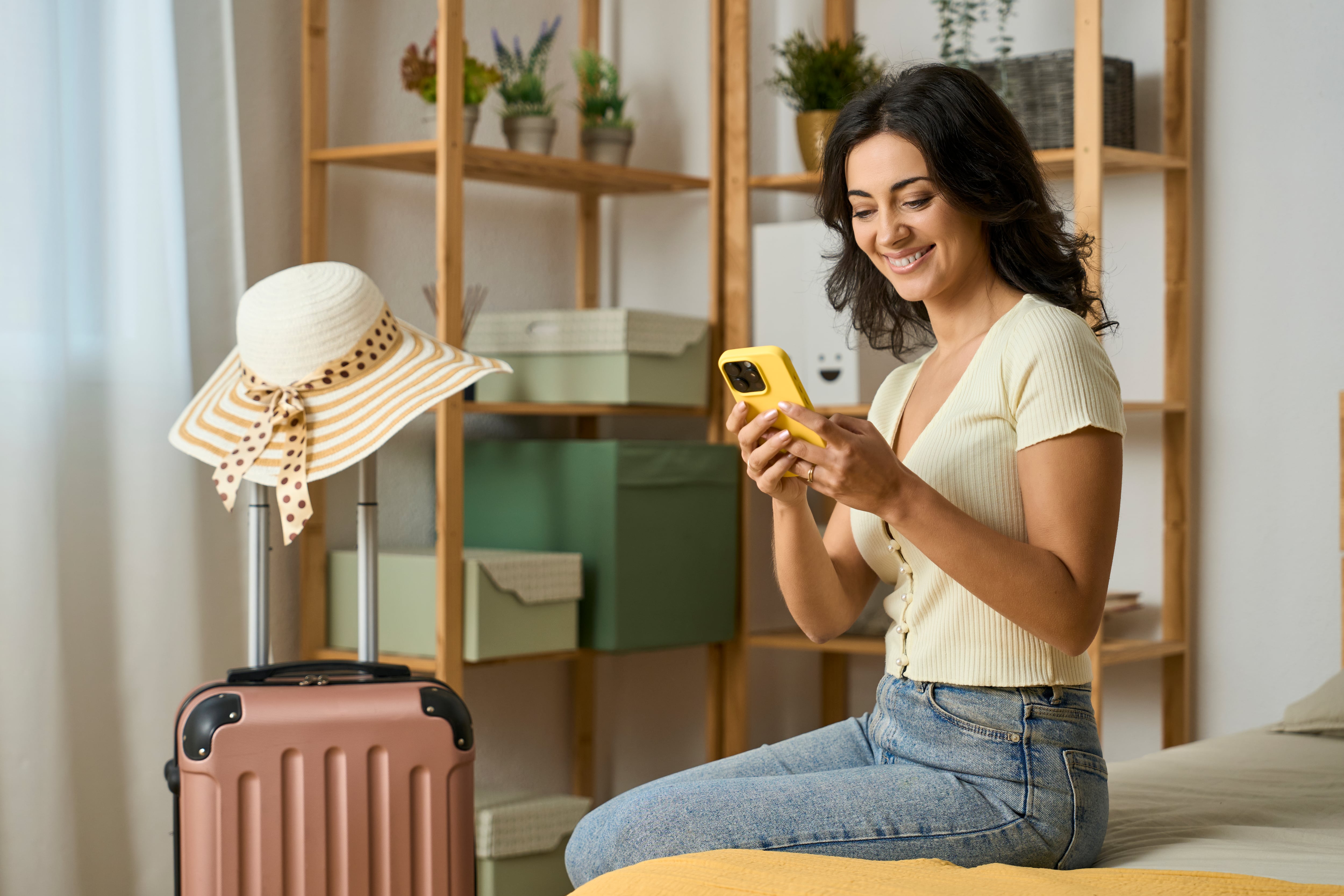 Turista preparando su equipaje