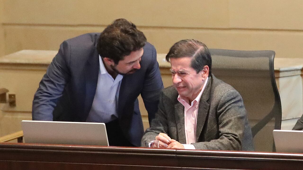 El rostro del ministro del Interior, Juan Fernando Cristo, es una radiografía de lo que está pasando con la agenda legislativa en el Congreso de la República. En ese momento sostenía un diálogo con el ministro de Hacienda, Diego Guevara. Bogotá, diciembre 10 del 2024. Foto: Guillermo Torres Reina - SEMANA.