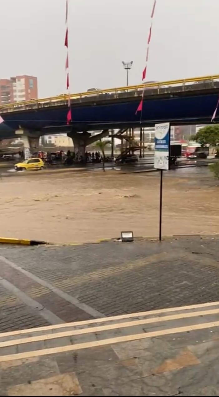 Caño de la 80, cerca a San Andresito del Sur, se salió por las fuertes lluvias.