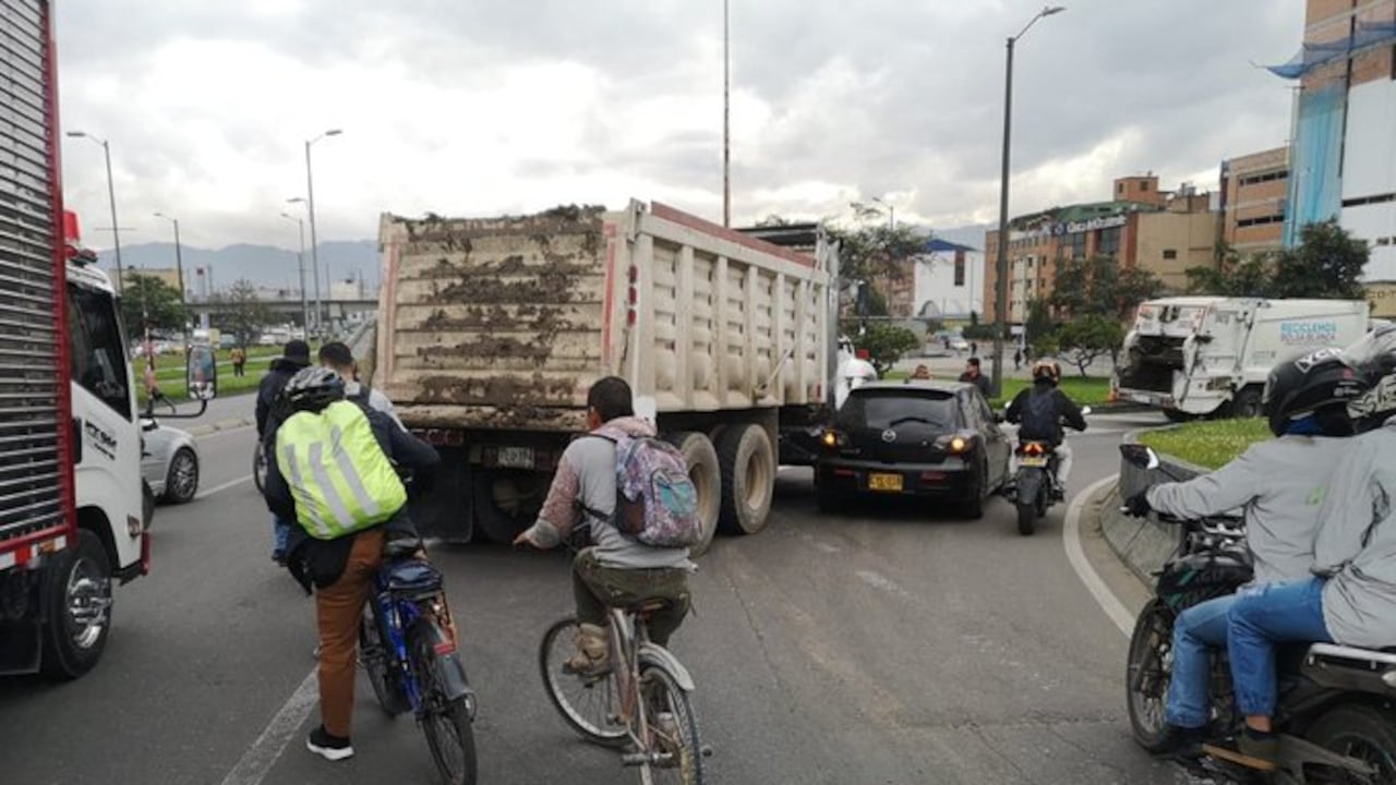 Siniestro solo daños en la localidad de Puente Aranda entre automóvil y tractocamión en la Av. Américas con Av. Boyacá , Sentido Occidente - Oriente.