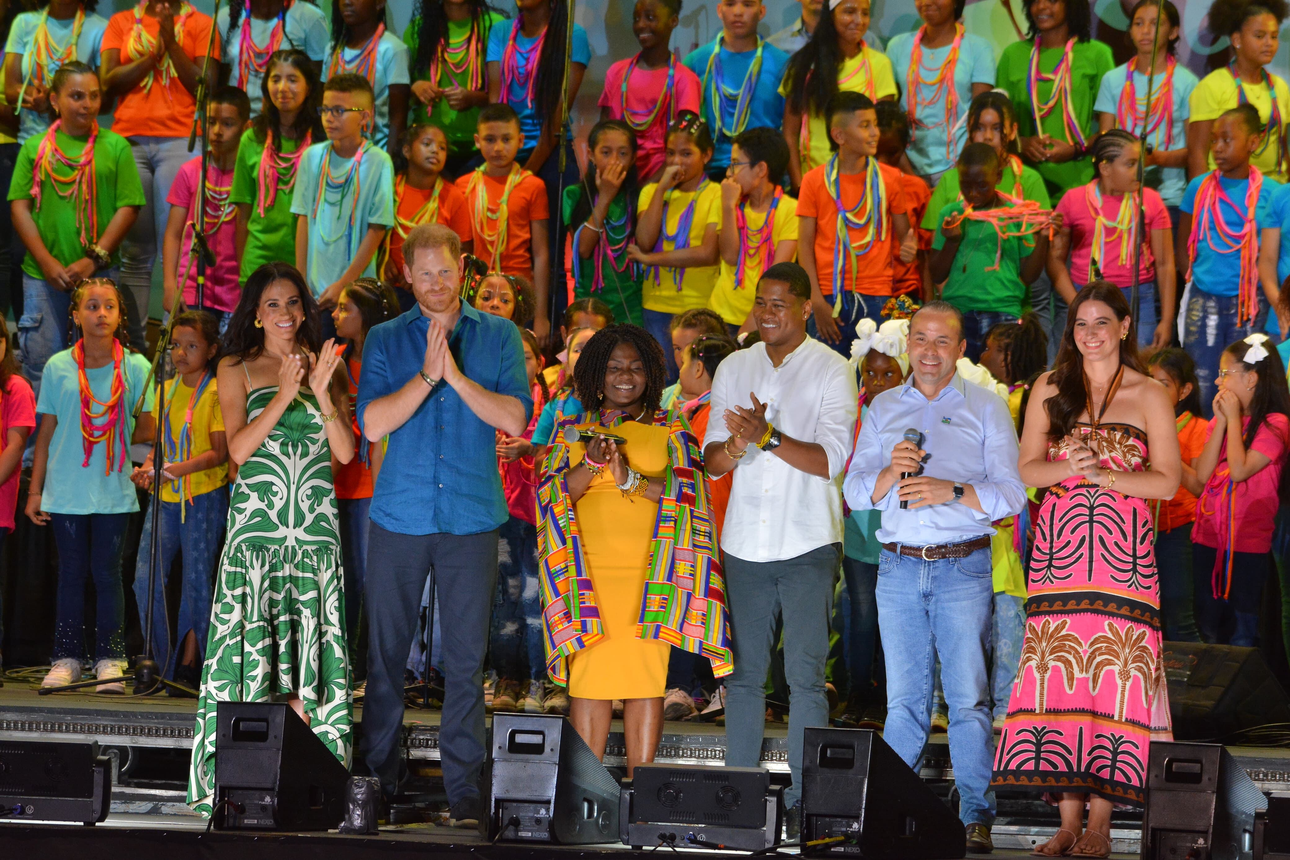 El 18 de agosto de 2024,  el cierre del Festival de Música del Pacífico Petronio Álvarez quedará grabado para la historia, como el día en que el príncipe Enrique y su esposa Meghan, duquesa de Sussex, le hicieron una venia al legado ancestral afrocolombiano. Foto Jorge Orozco / El Pais