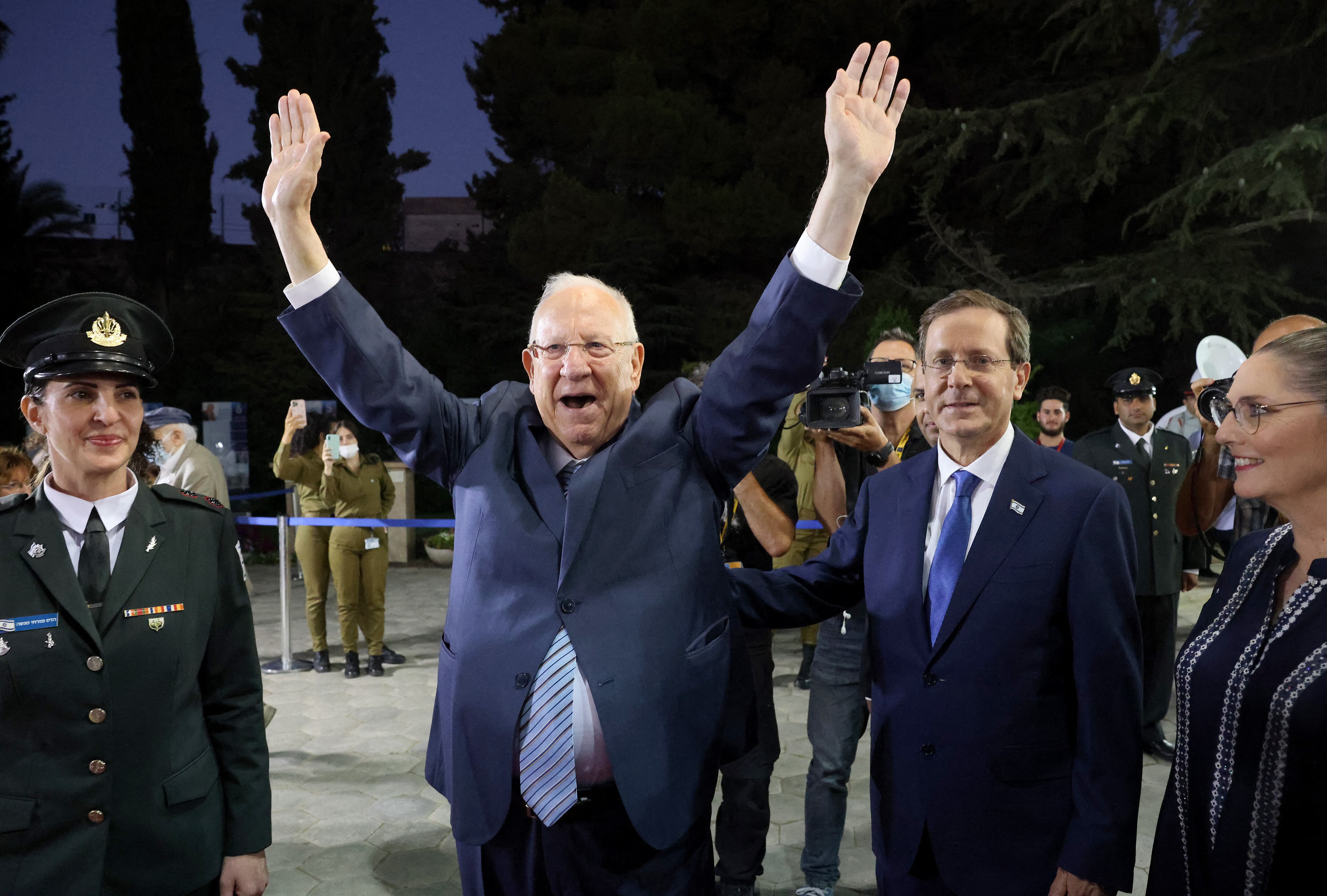 Revelan foto del saliente presidente de Israel disfrazado paseando por Israel