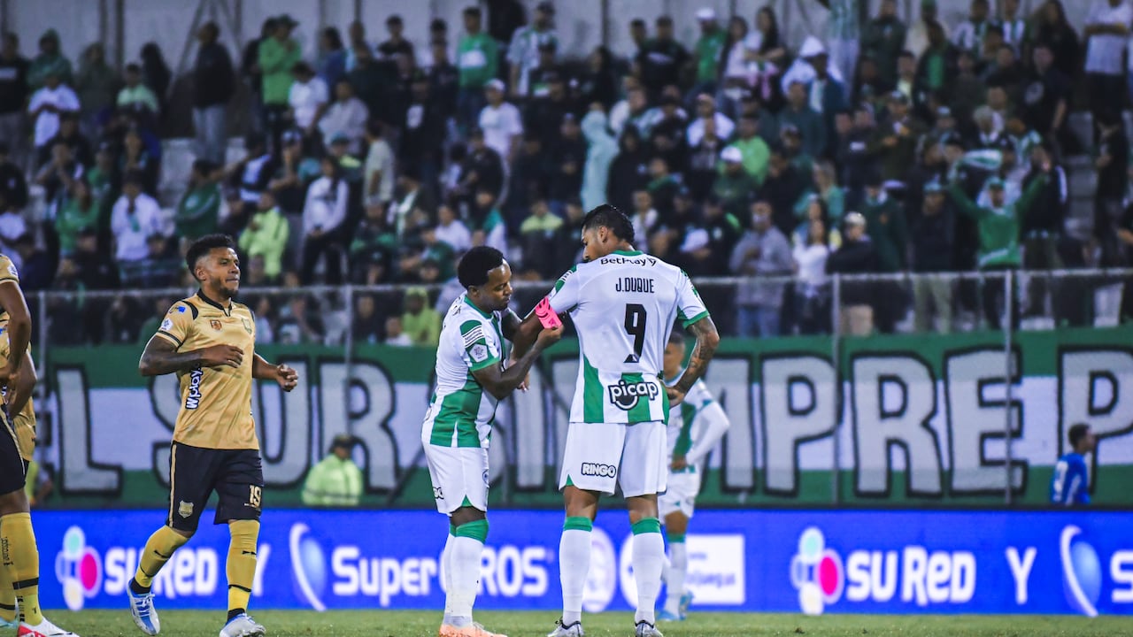 Dorlan Pabón cediéndole la cinta de capitán a Jefferson Duque.