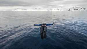 En video: El increíble salto de Orlando Duque en la Antártida