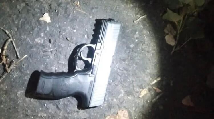 En el reporte de la policía se indicó que en el sitio del percance fue encontrada una réplica de pistola color negra, mientras que el menor de 15 años tenía en su poder una pistola Bersa calibre 22, sin cartuchos ni cargador.