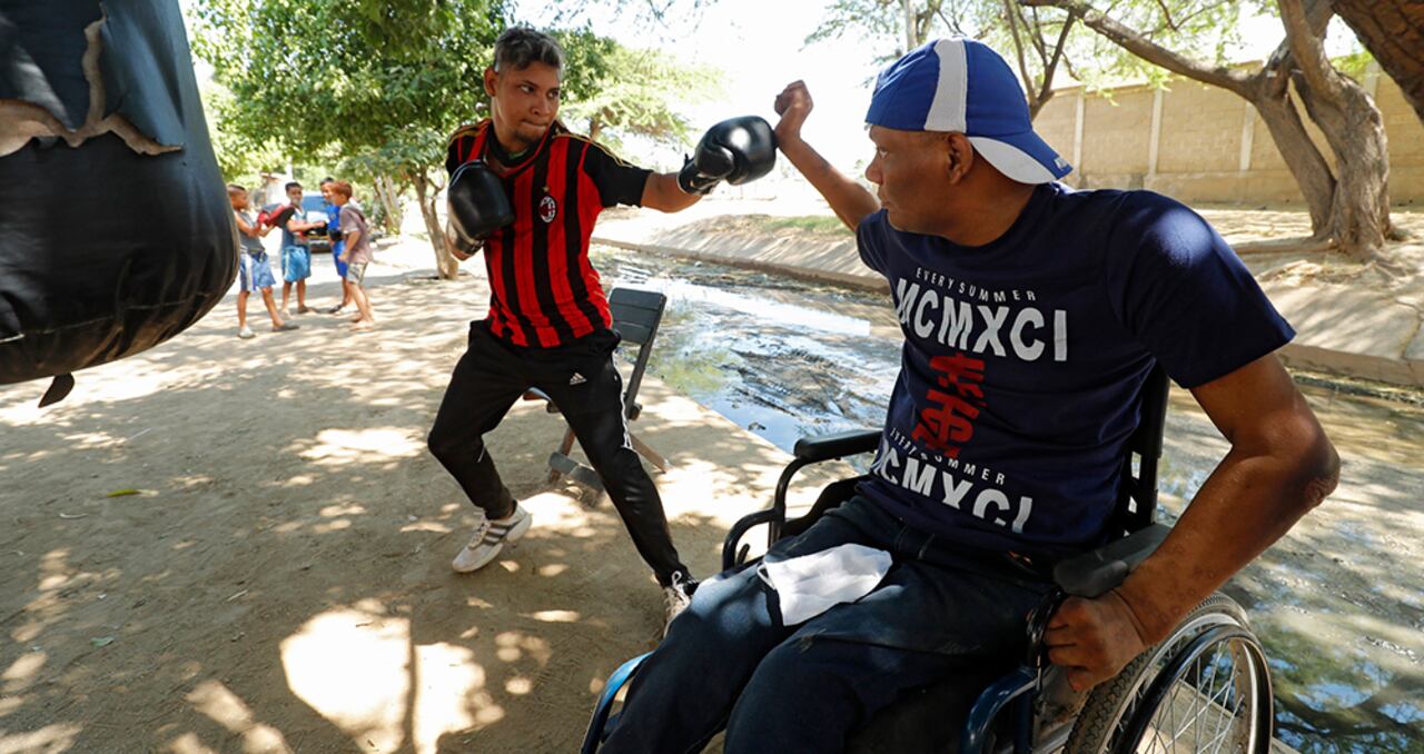 Eliseo (izquierda) es quien le brinda el entrenamiento físico a los jóvenes boxeadores del barrio maría Eugenia. "Kid" Wilson se encarga de la formación técnica y la disciplina de los peleadores (derecha).