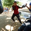 Eliseo (izquierda) es quien le brinda el entrenamiento físico a los jóvenes boxeadores del barrio maría Eugenia. "Kid" Wilson se encarga de la formación técnica y la disciplina de los peleadores (derecha).