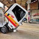 La mayoría de las ambulancias no tienen ni el año de haberse comprado y las fallas eléctricas son frecuentes, a tal punto que cada mes y medio toca llevarlas a mantenimiento. Los problemas de suspensión y amortiguación hacen que se vuelquen fácilmente.