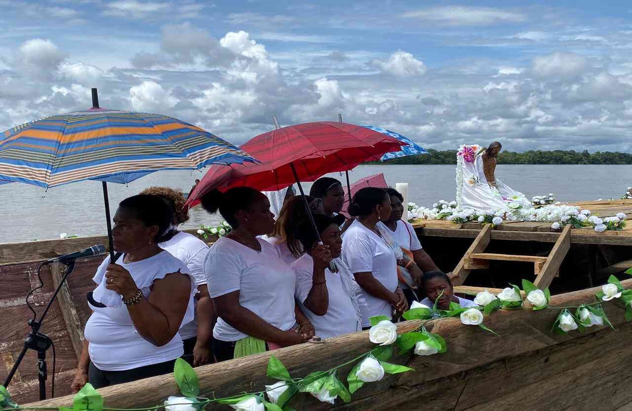 Hoy, luego de 17 años de súplicas para enterrar de manera digna a sus familiares, madres, padres, hijos, y conocidos de las víctimas, acompañaron el inicio de los actos conmemorativos en su honor. Foto: Unidad Nacional de Víctimas.