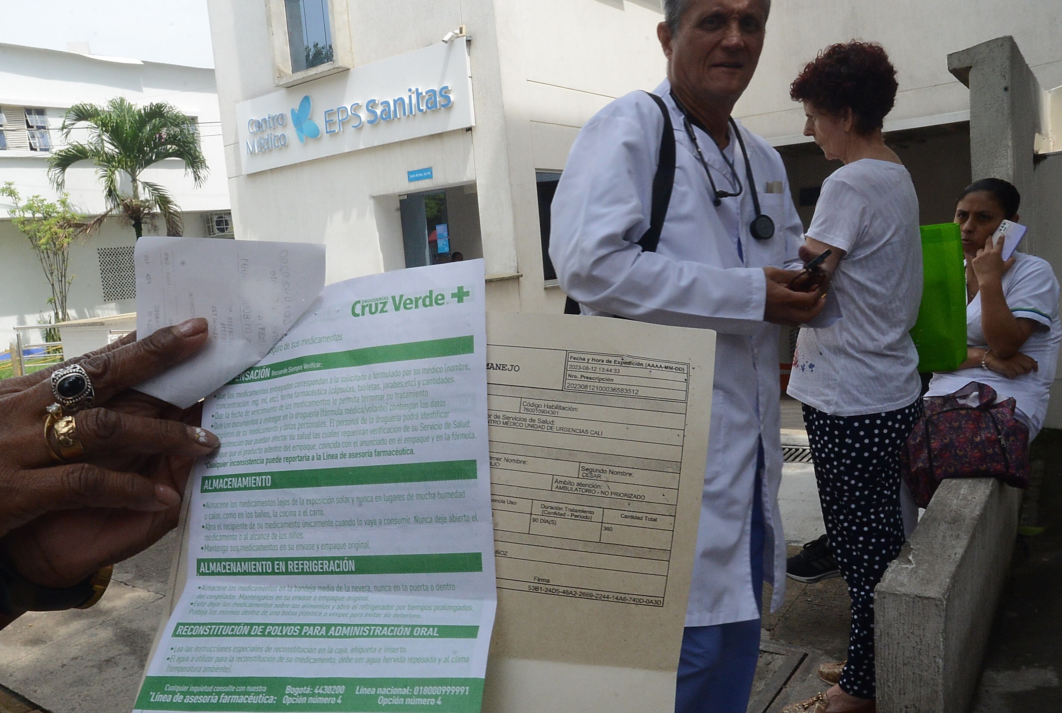 Cali: Desde el 15 de noviembre dejara de suministrar medicamentos a miles de usuarios de Sanitas debido a una millonaria deuda por parte de la EPS, ha generado preocupación en el país por parte de los afiliados. foto José L Guzmán. El País oct 31-23