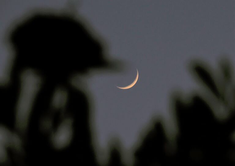 En la oscuridad de la noche del 6 de junio, la Luna Nueva ofrece un momento propicio para establecer intenciones y realizar rituales que impulsen el crecimiento personal.