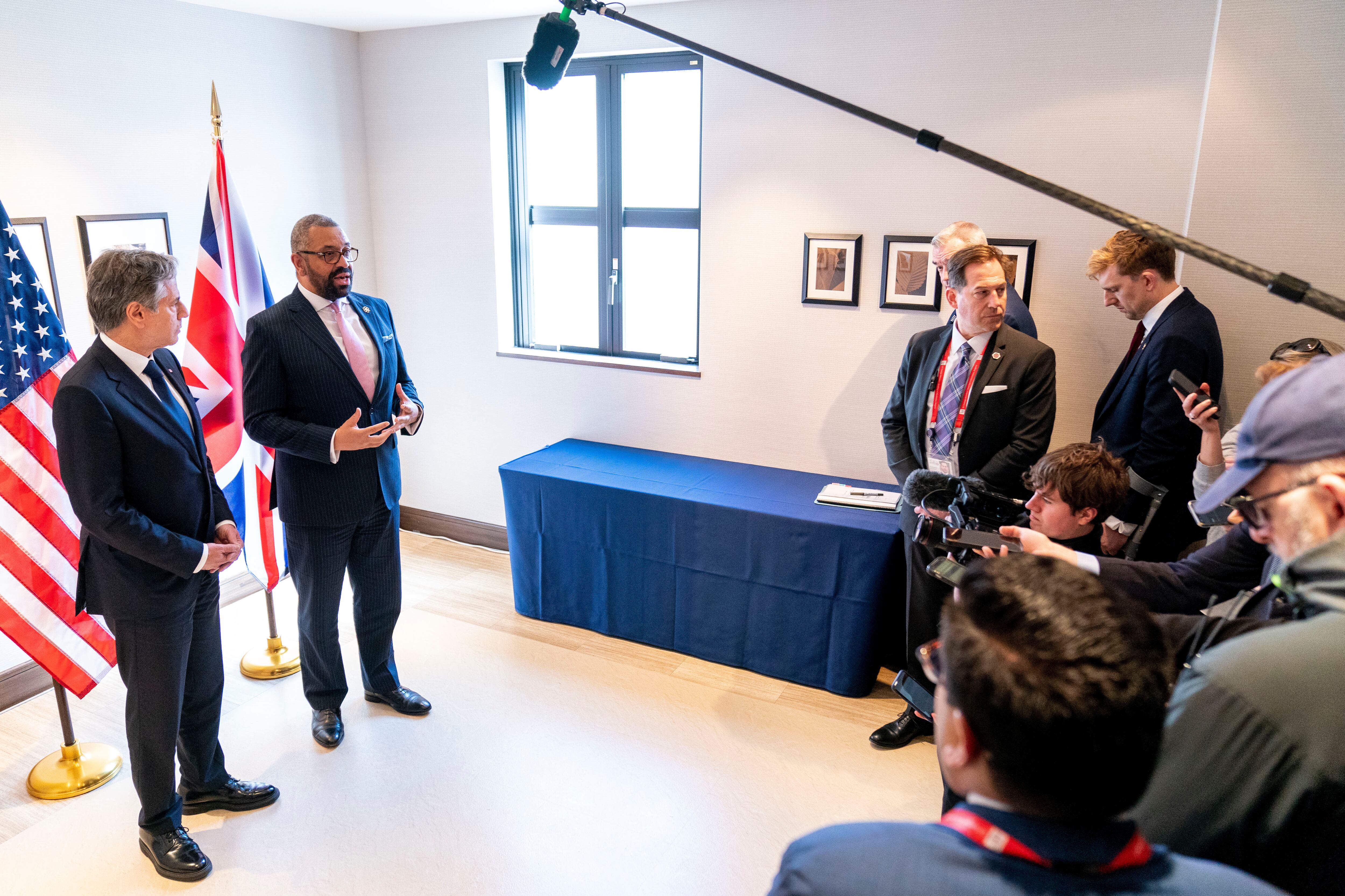 El secretario de Estado de EE. UU., Antony Blinken, a la izquierda, y el secretario de Relaciones Exteriores británico, James Cleverly, segundo desde la izquierda, dan una declaración conjunta sobre la situación en Sudán