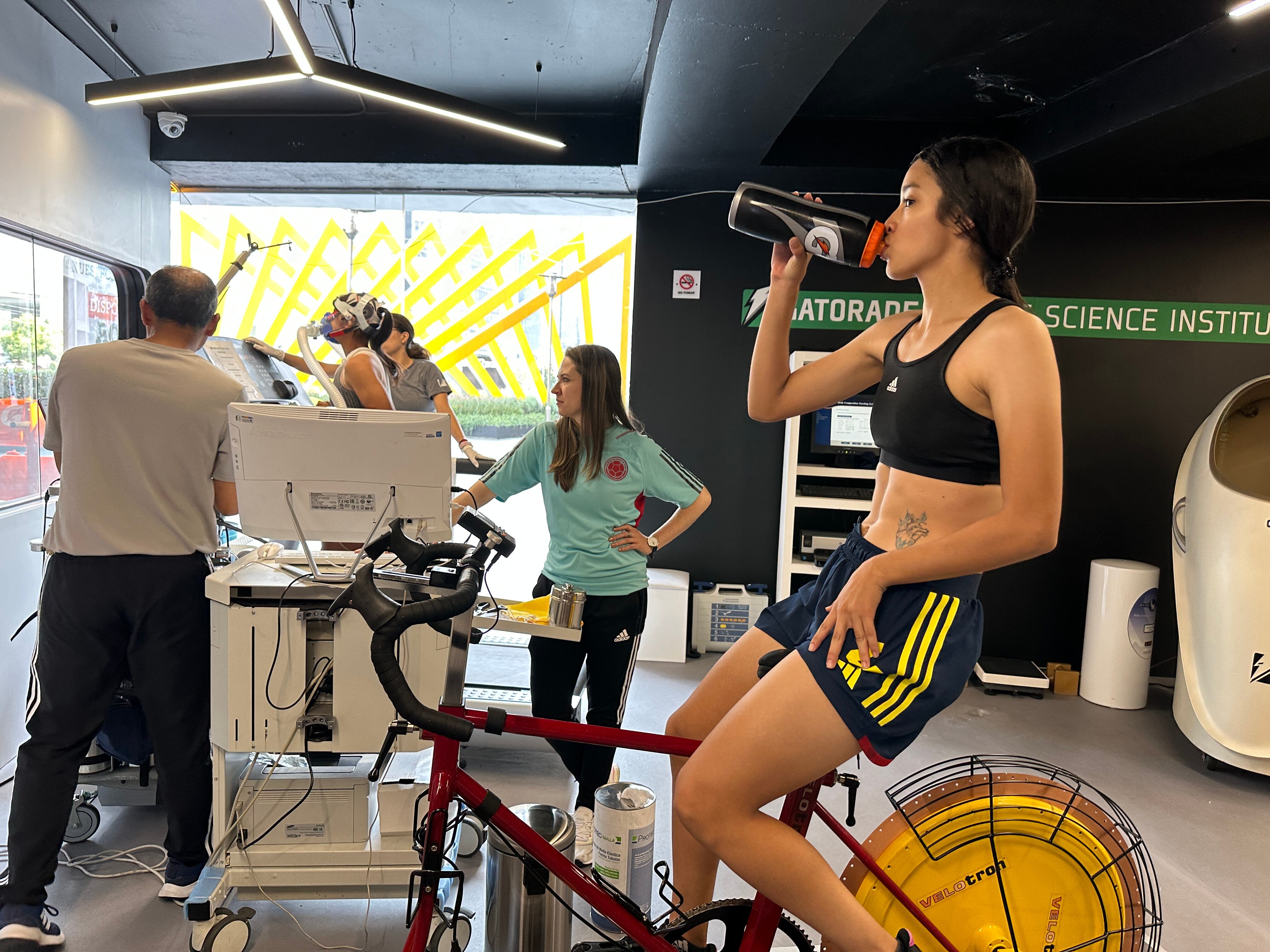 Las bebidas hidratantes, frutas y gomitas son algunos de los productos recomendados para mantener el movimiento y los músculos activos.