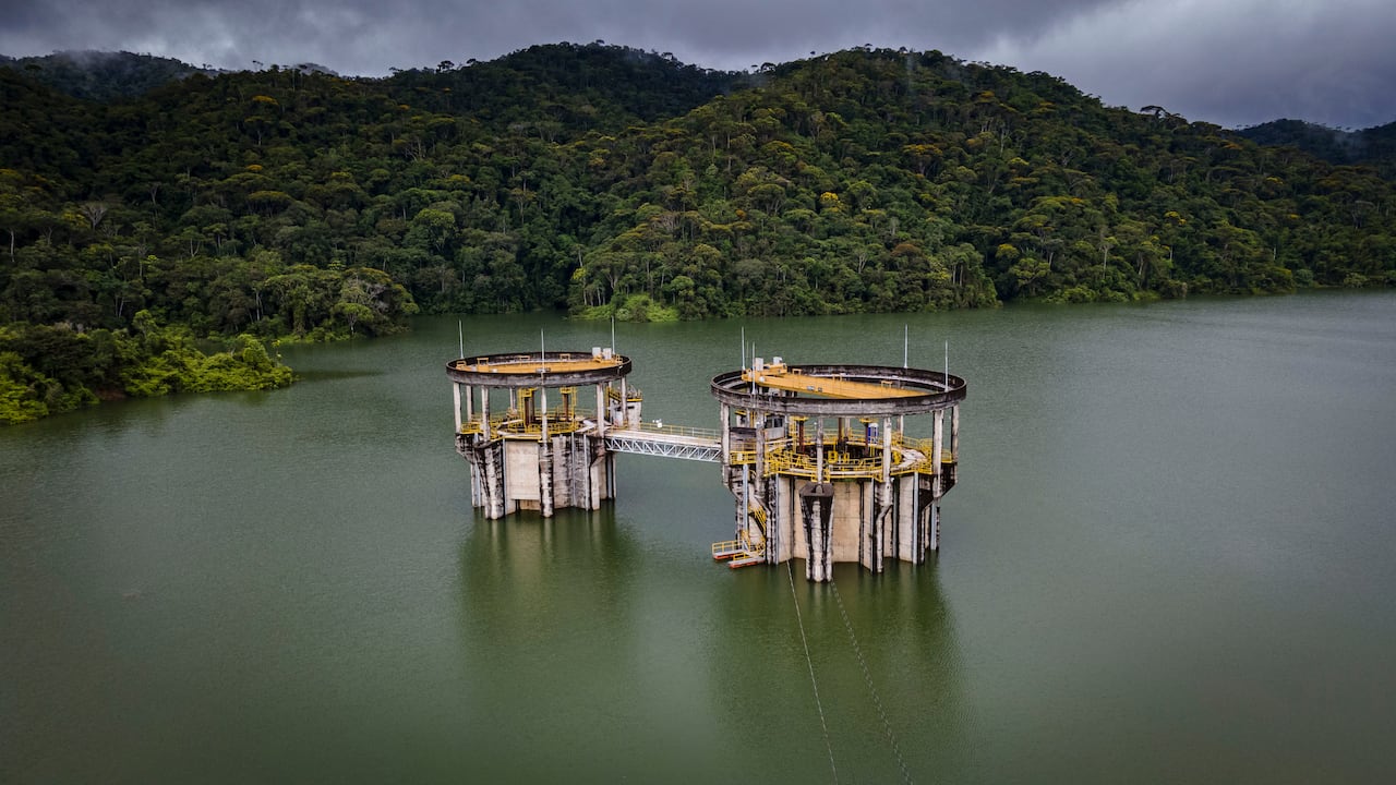 La Central Hidroeléctrica de San Carlos está localizada en Antioquia,, cerca al corregimiento El Jordán.