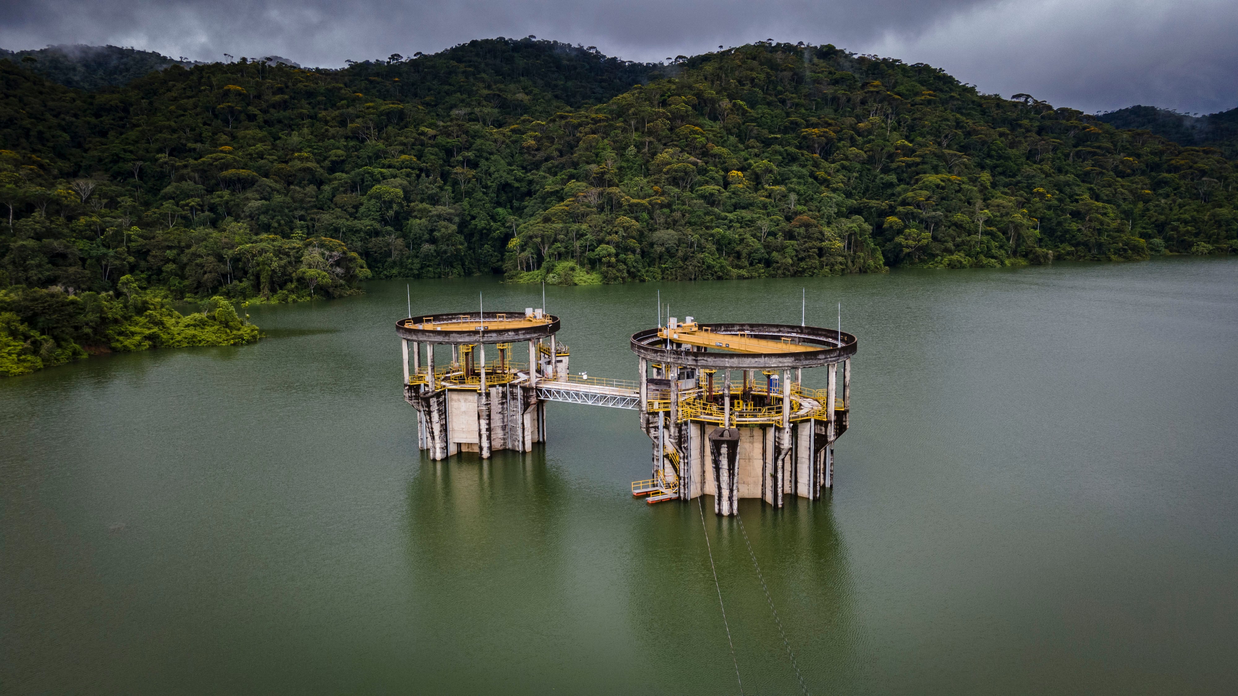 La Central Hidroeléctrica de San Carlos está localizada en Antioquia,, cerca al corregimiento El Jordán.