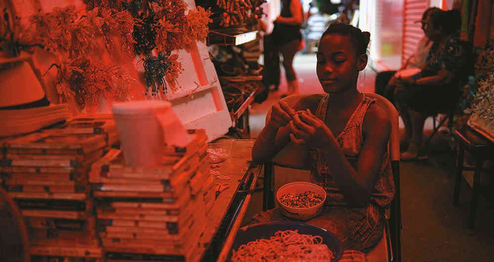 Así, en pequeños puestos y por artesanos, se fabrican los tocados que las mujeres llevan en la cabeza cuando usan el traje típico panameño: la pollera.