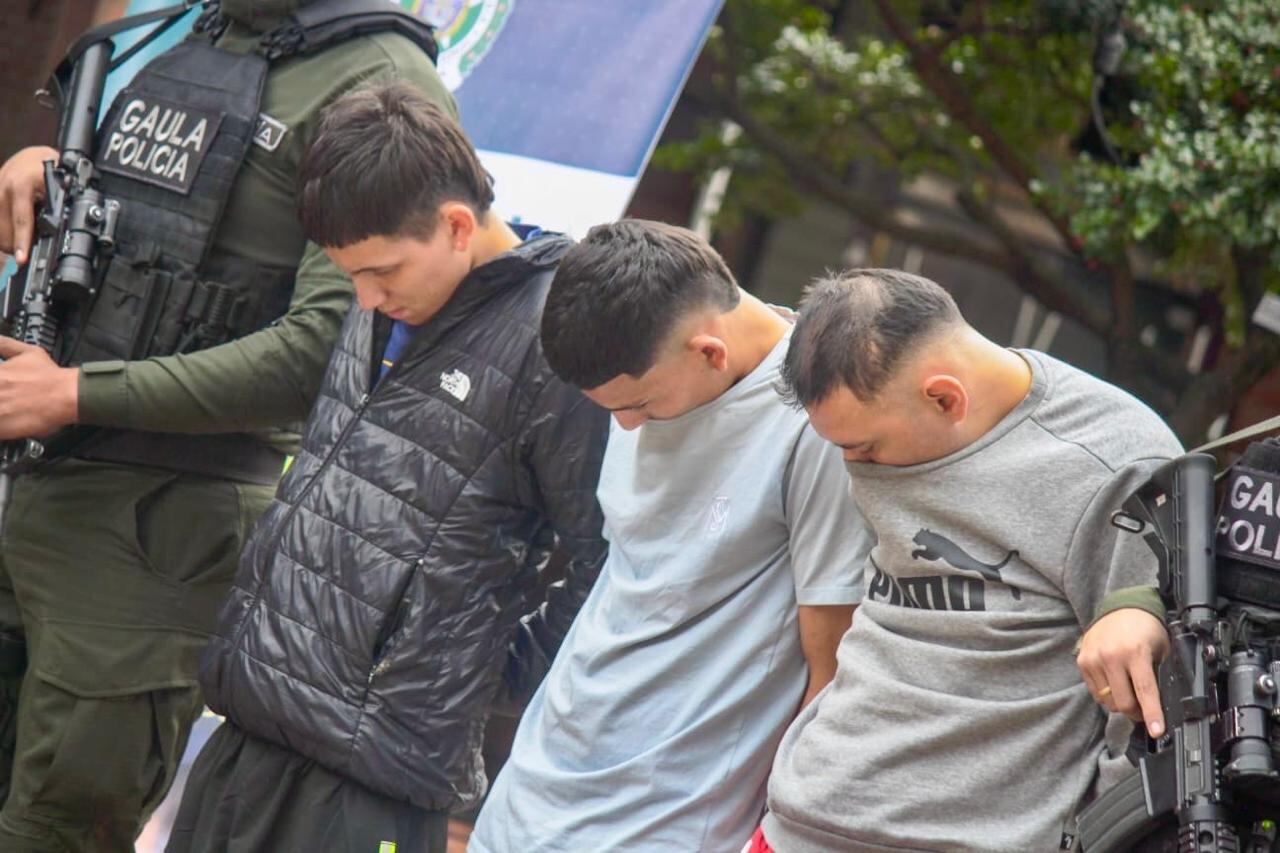 Entre los detenidos está alias ‘Blanca’, señalada cabecilla de la organización, quien ya había sido condenada en 2023 por tráfico de estupefacientes. Junto a ella, fueron identificados alias ‘Claudia’, ‘Reinol’ y ‘Media Lengua’.