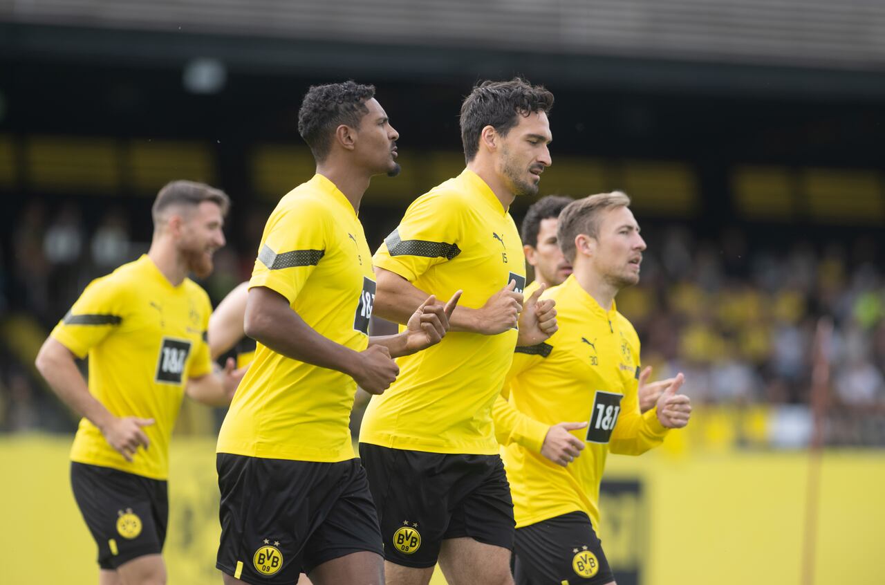 11 July 2022, North Rhine-Westphalia, Dortmund: Training Borussia Dortmund at the club's own training ground: Dortmund's Sebastian Haller (2nd from left) runs alongside Dortmund's Mats Hummels (M) and Dortmund's Felix Passlack... Photo: Bernd Thissen/dpa (Photo by Bernd Thissen/picture alliance via Getty Images)