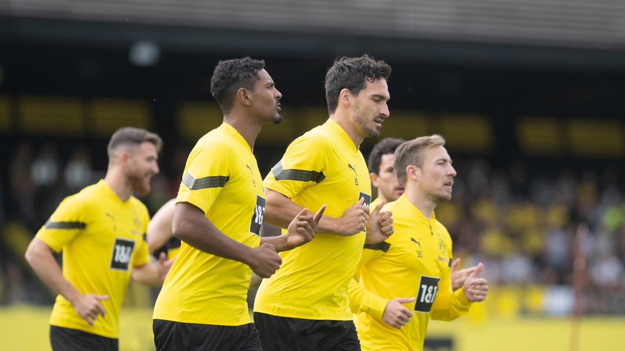 11 July 2022, North Rhine-Westphalia, Dortmund: Training Borussia Dortmund at the club's own training ground: Dortmund's Sebastian Haller (2nd from left) runs alongside Dortmund's Mats Hummels (M) and Dortmund's Felix Passlack... Photo: Bernd Thissen/dpa (Photo by Bernd Thissen/picture alliance via Getty Images)