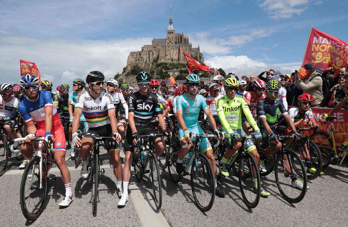 El francés Arthur Vichot, el eslovaco Peter Sagan, el británico Christopher Froome, el italiano Vincenzo Nibali, el español Alberto Contador y el colombiano Nairo Quintana esperan el inicio de la primera etapa de 188 kilómetros de la edición número 103 de la carrera del Tour de Francia el 2 de julio de 2016 entre Mont-Saint-Michel (fondo) y Utah Beach Sainte-Marie-du-Mont, Normandía. Foto: Kenzo Tribouillard / AFP.