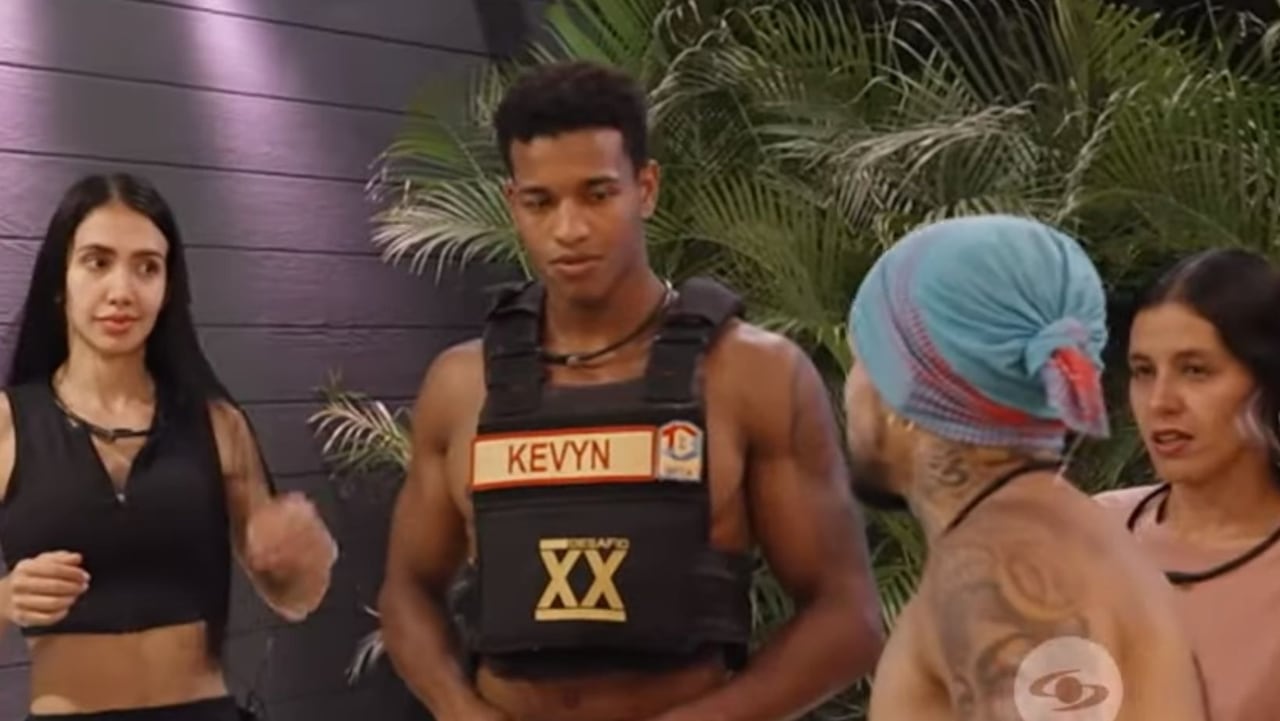 Tildan de "arrogante" a Kevyn del 'Desafío XX'; aseguran que "se le va cayendo la máscara"