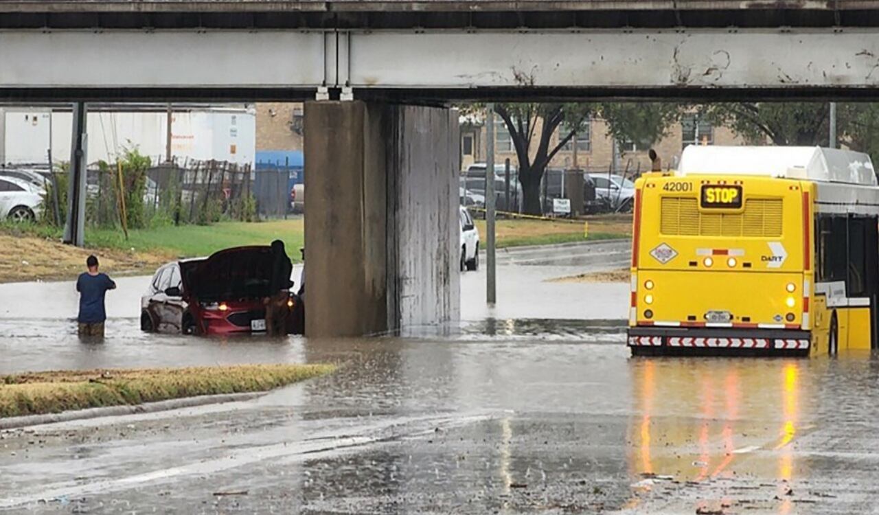 Vehículos quedaron atrapados bajo el agua debido a las fuertes lluvias que cayeron sobre Dallas, Texas
