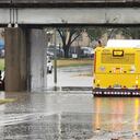Vehículos quedaron atrapados bajo el agua debido a las fuertes lluvias que cayeron sobre Dallas, Texas
