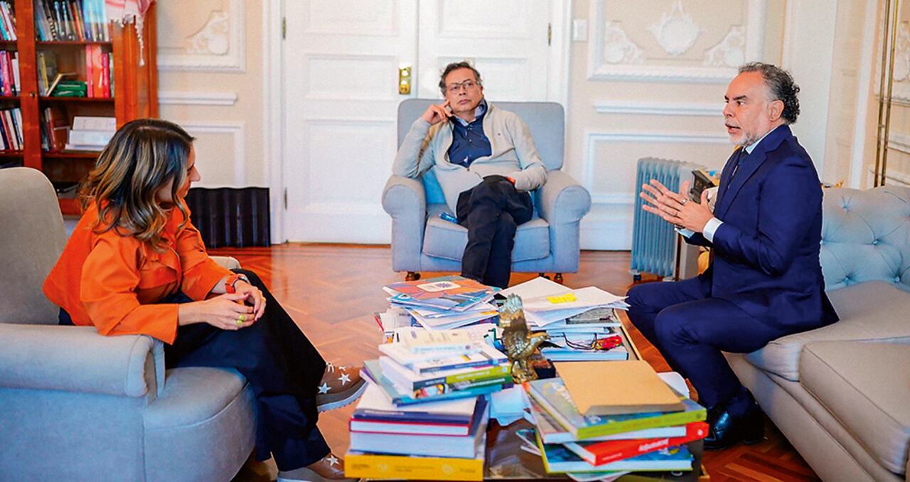 Aunque Sarabia llegó a la campaña y al Gobierno Petro por su trabajo previo con Armando Benedetti, en el primer consejo de ministros televisado el mandatario solo lo respaldó a él y no a ella.