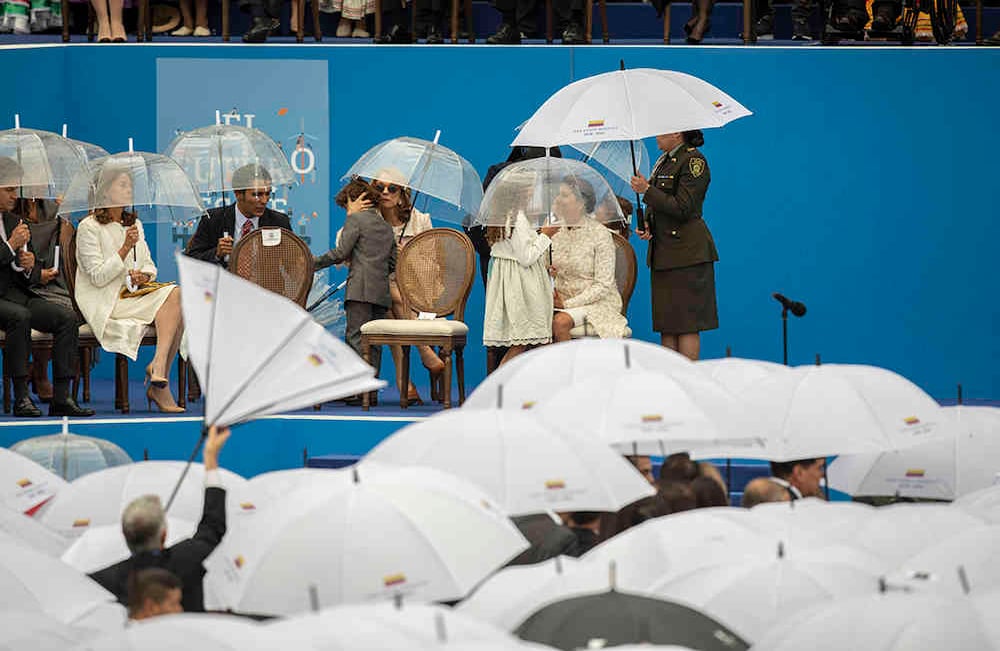 La lluvia sacó espantados a los invitados que tuvieron que refugiarse en la Alcaldía. Foto: Esteban Vega / SEMANA 