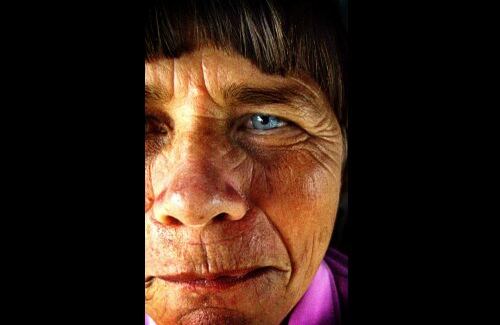 Marina / Aficionado

"Ella fue una mujer que encontré en las calles de Andalucía. En la foto se puede ver el sufrimiento, el paso del tiempo, pero sobre todo la esperanza reflejada en sus ojos". 
