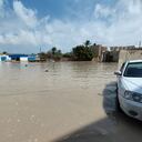 Una vista de la zona, ya que muchos asentamientos, vehículos y lugares de trabajo resultaron dañados después de que las inundaciones causadas por las fuertes lluvias azotaran la región de Misrata, Libia, el 10 de septiembre de 2023. (Foto de Emhmmed Mohamed Kshiem/Agencia Anadolu vía Getty Images)