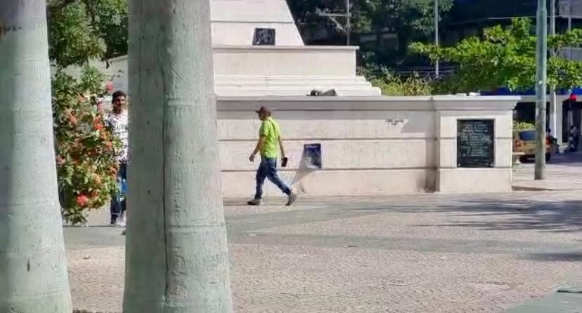 La plazoleta donde está ubicada la estatua de Simón Bolívar está llena de habitantes de calle