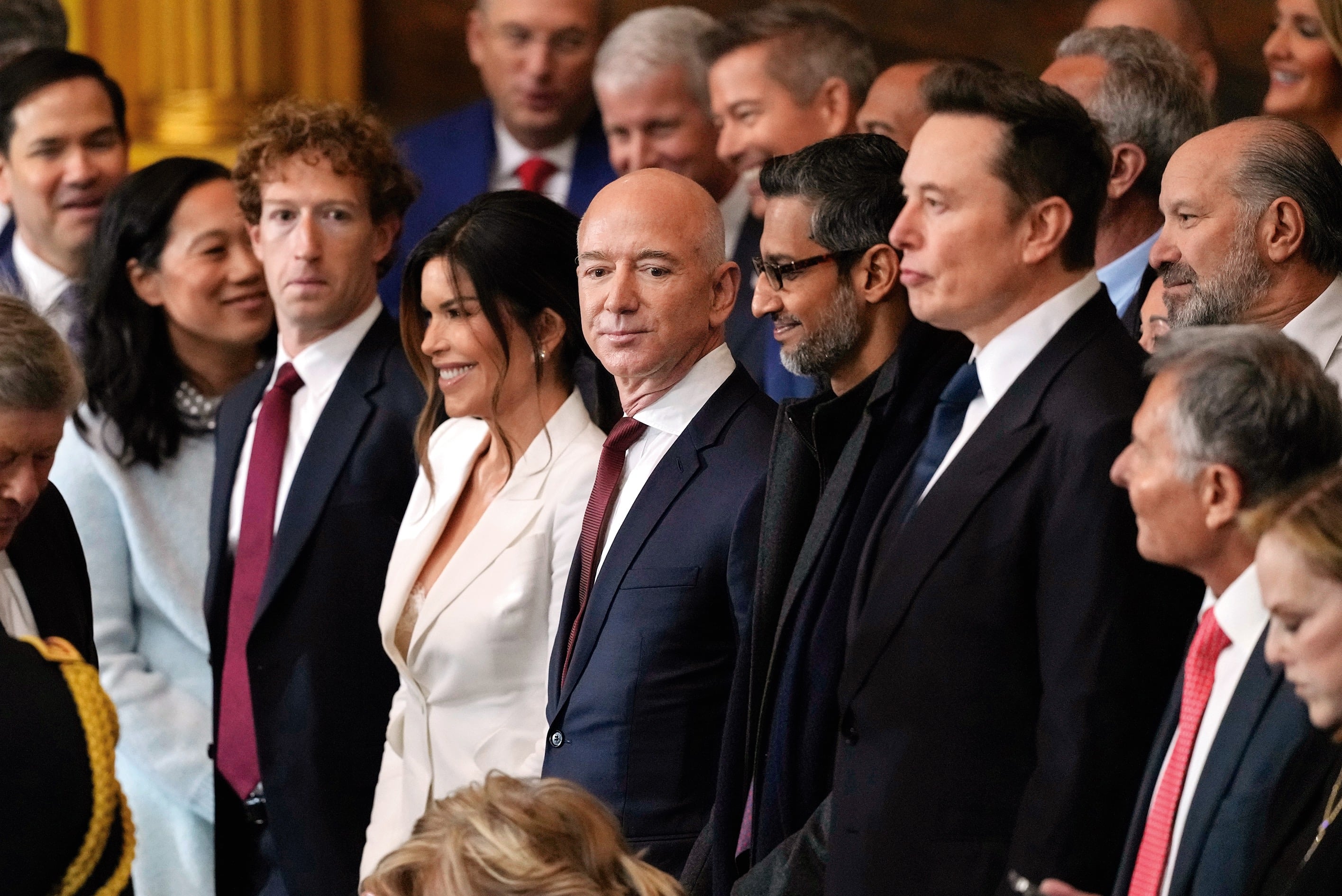 Mark Zuckerberg, Lauren Sanchez, Jeff Bezos, Sundar Pichai y Elon Musk en la segunda posesión presidencial de Donald J. Trump. En la primera, la mayoría de capos de Silicon Valley no aparecieron por ninguna parte. Foto: Julia Demaree Nikhinson - Pool/Getty Images.