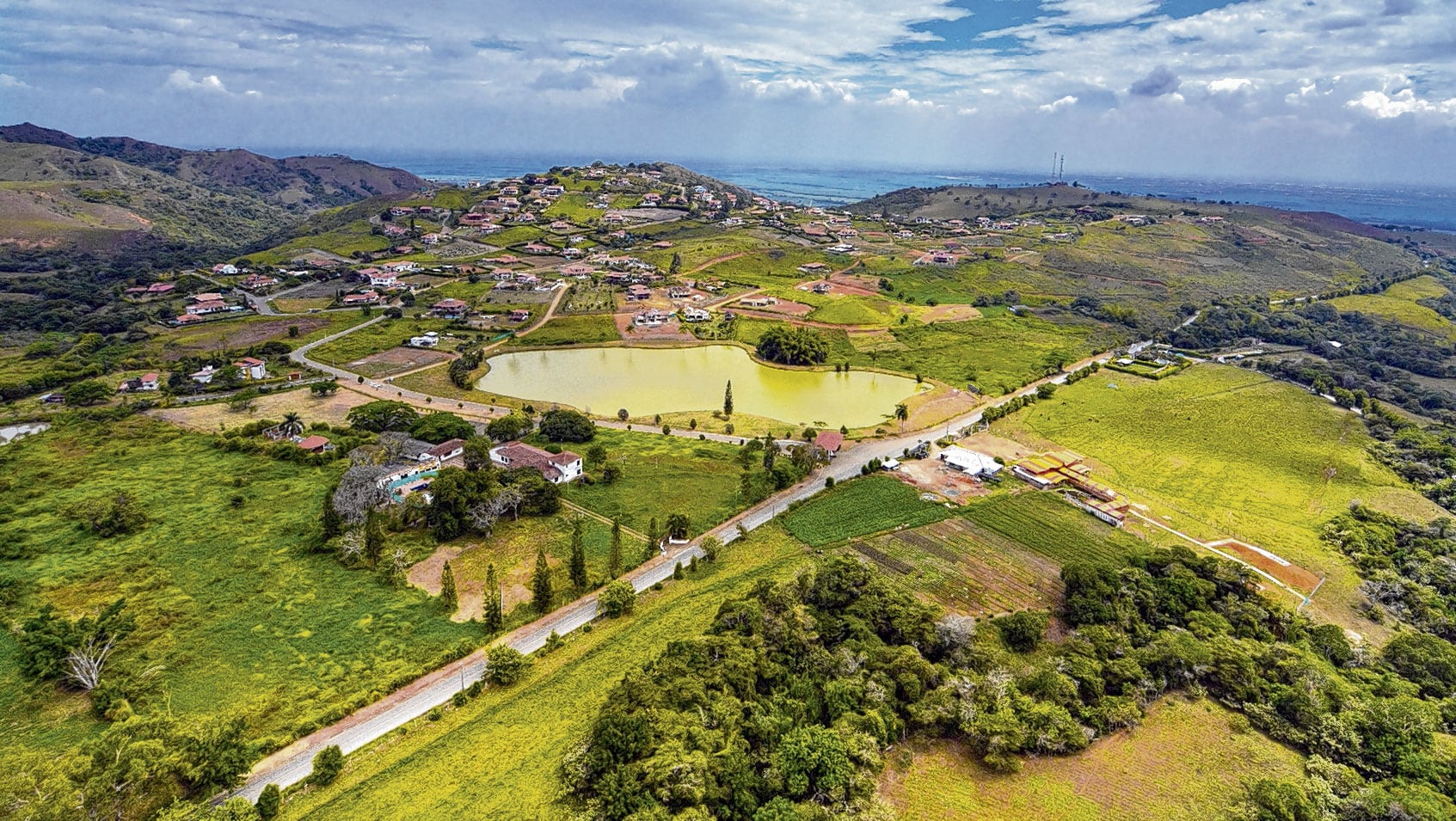 Panorámica.  Al fondo se observa el corregimiento La Buitrera, en la zona rural del vecino municipio de Palmira